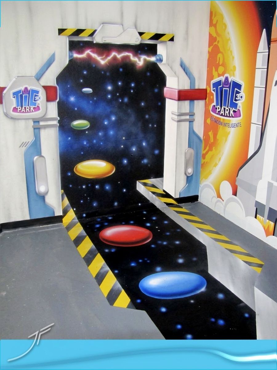 Puerta futurista pintada en la pared con un pasillo estrellado y discos de colores en el suelo