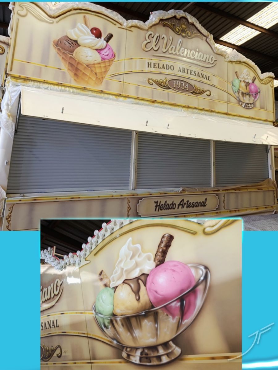 Fachada de un puesto de feria de helado artesanal con letras doradas y copas de helado pintadas, con detalle de la copa