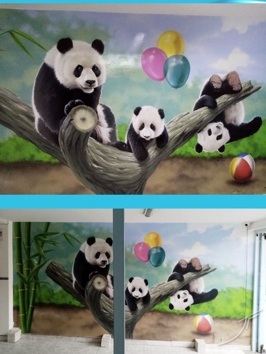 Mural de una osa panda con sus crías en las ramas de un árbol, con globos y bambú, en un colegio