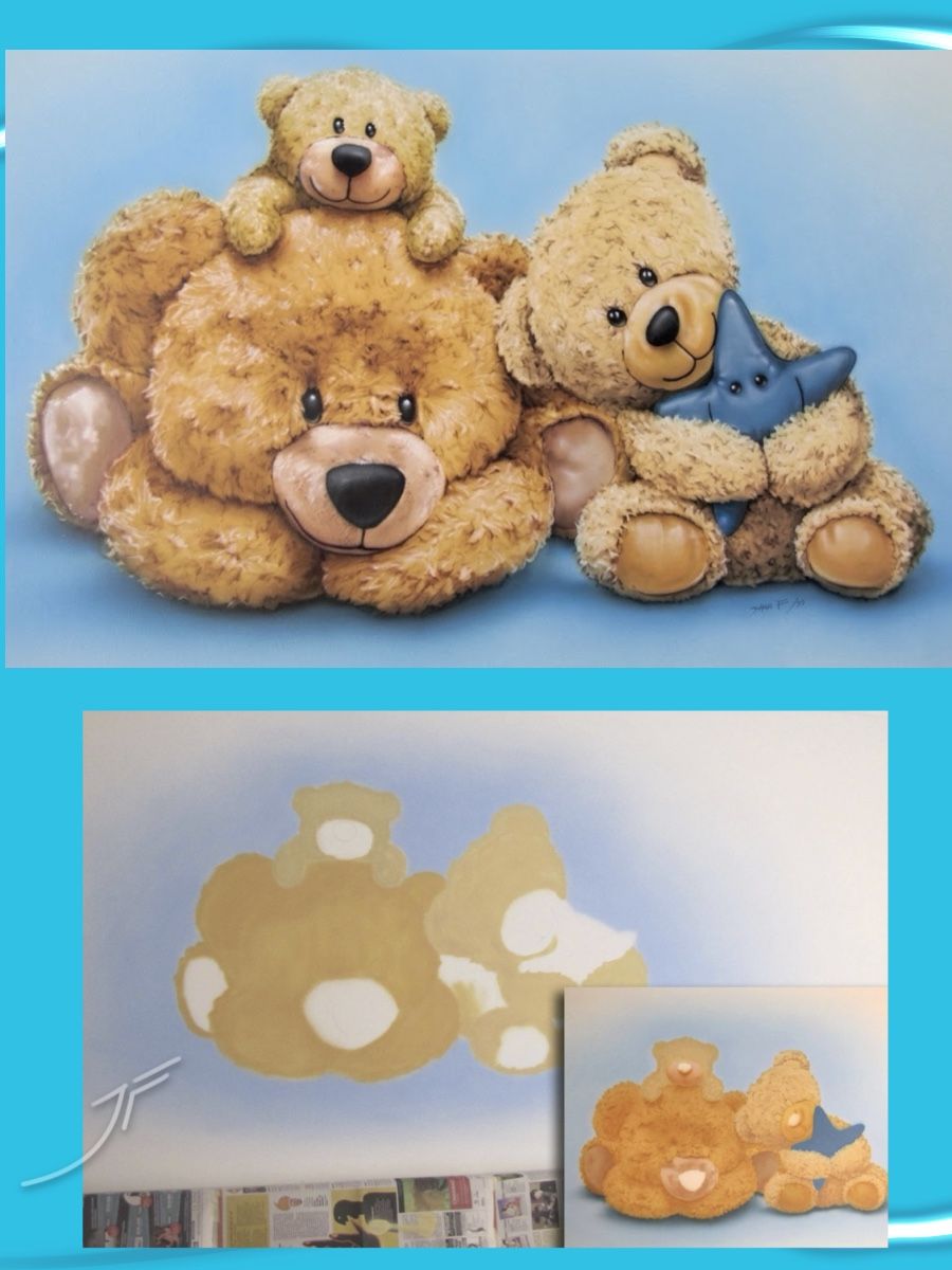 Tres osos de peluche pintados sobre fondo azul, con el proceso de pintura de la pared