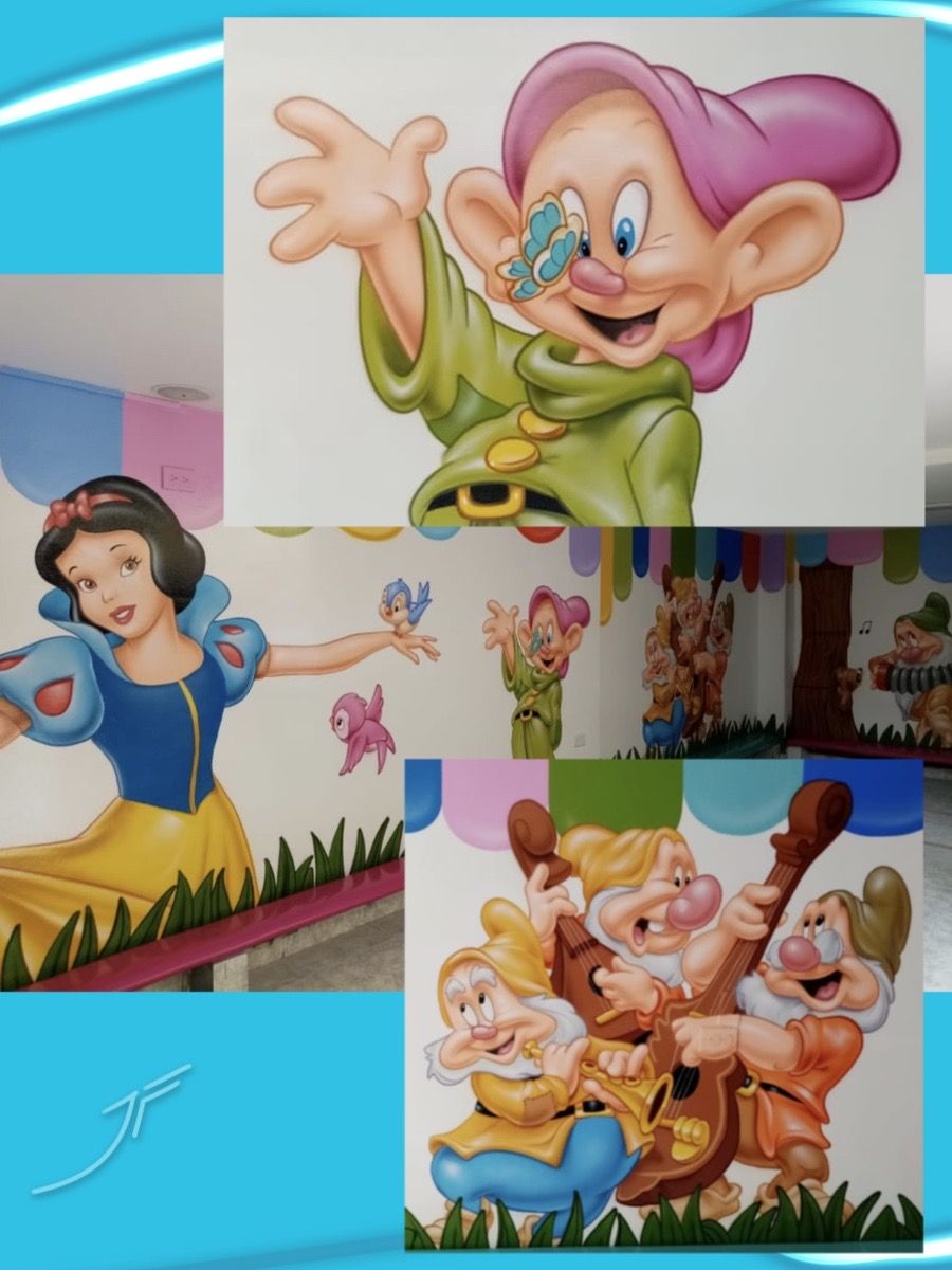 Mural infantil de Blancanieves, pájaros y los siete enanitos con instrumentos en un aula
