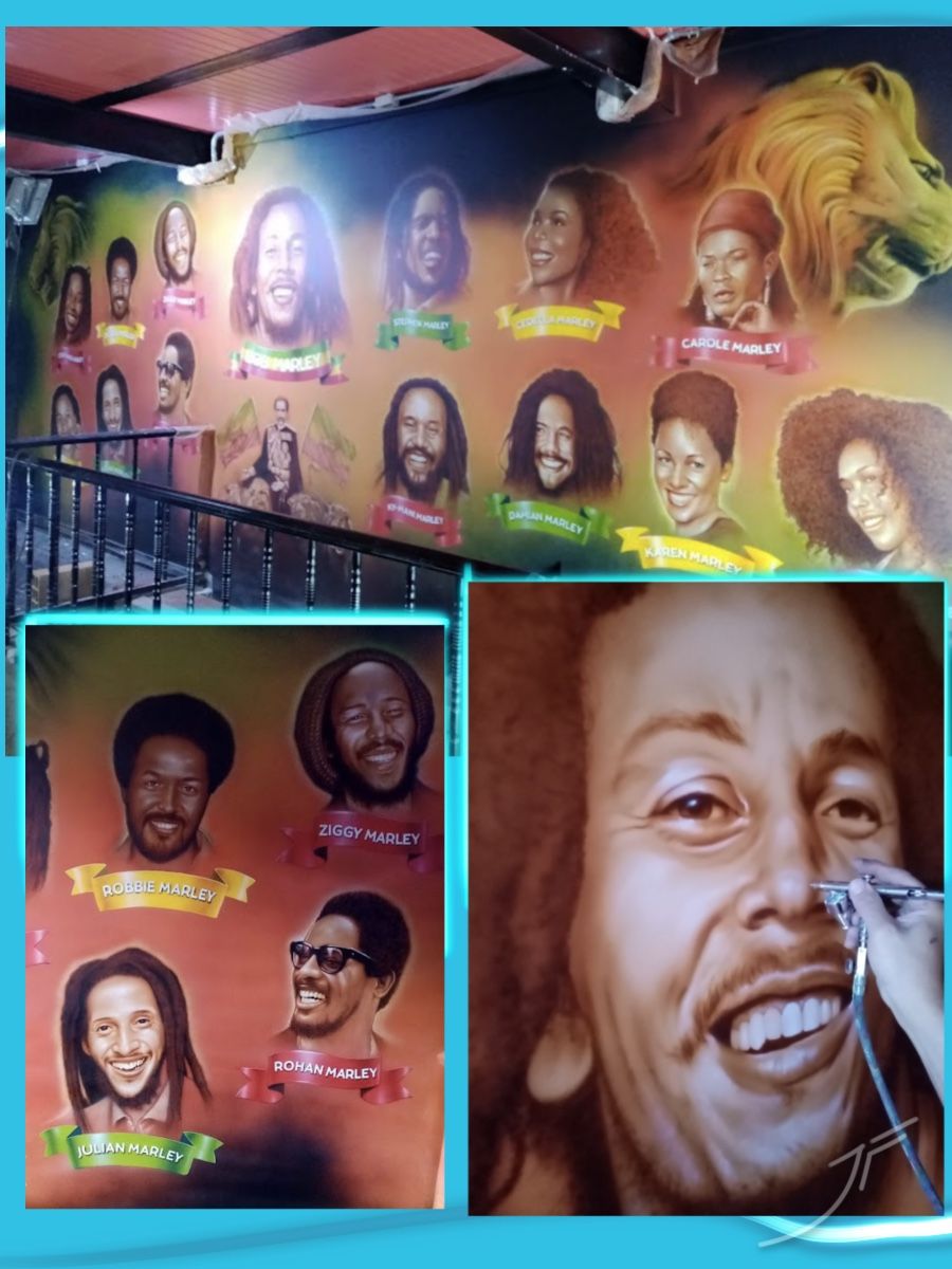 Mural con retratos aerografiados con cintas de nombre y un león, con el detalle del aerógrafo