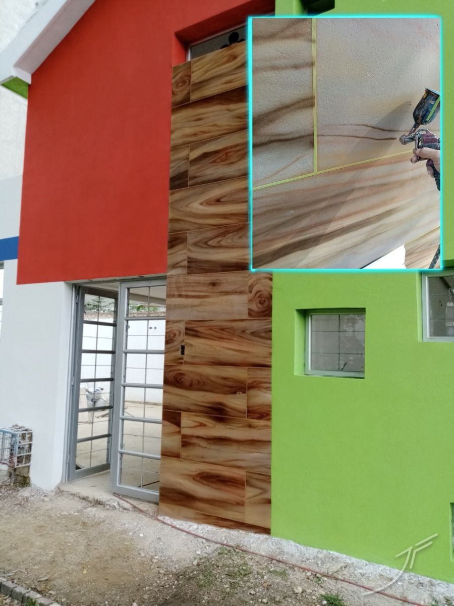 Franja de fachada pintada con aerógrafo para imitar tablones de madera entre muros rojo y verde