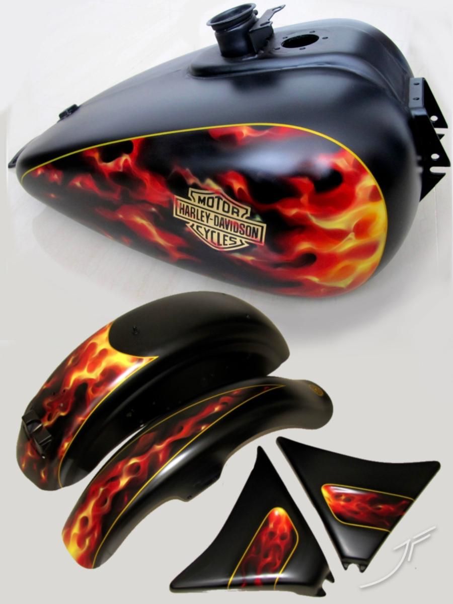 Depósito, guardabarros y tapas laterales negros de una moto con llamas aerografiadas y el logo Harley-Davidson