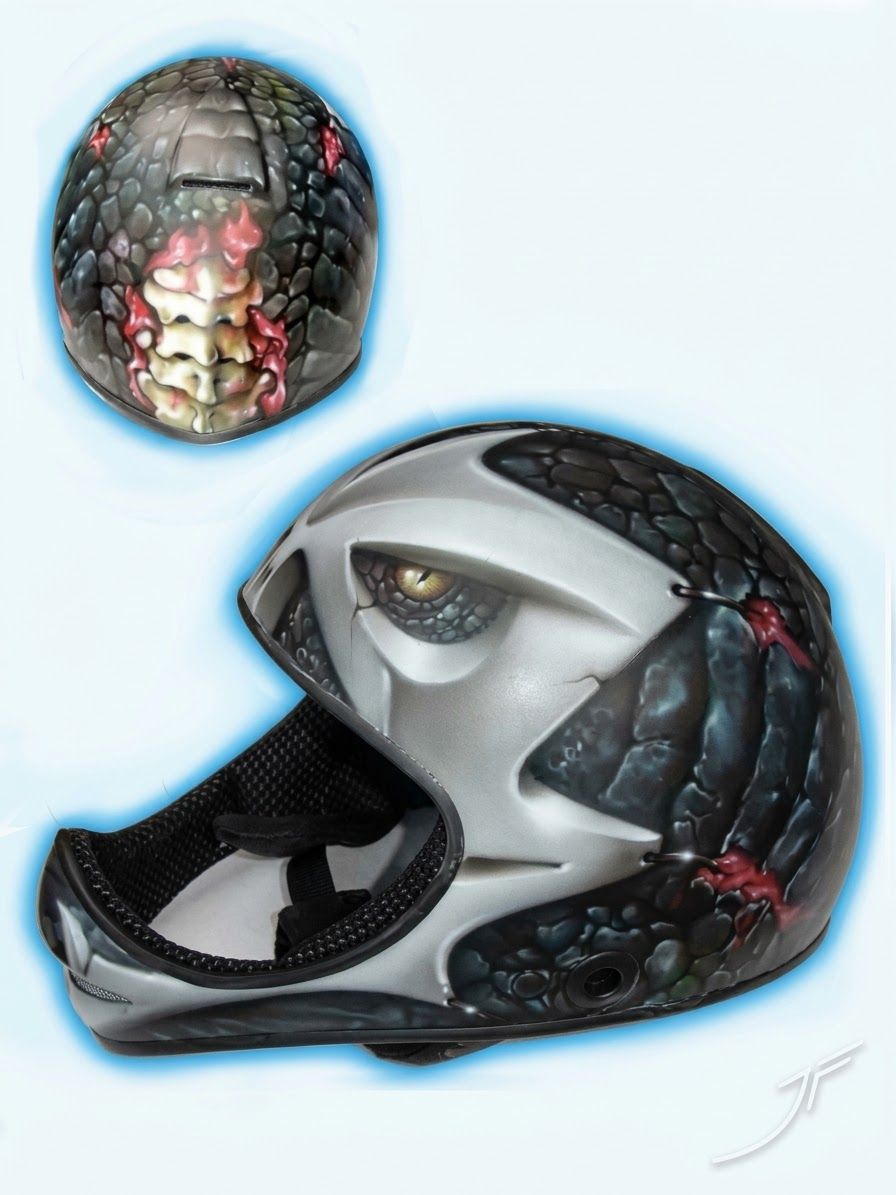 Casco integral aerografiado con un dragón de escamas y un ojo amarillo