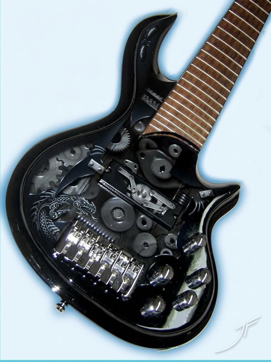 Guitarra eléctrica negra con engranajes, mecanismos y un dragón aerografiados